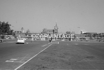Vtg 1950's Disneyland (Disneylandia) Front Of Disneyland Ticket Booth Photo #941