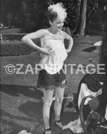 Vtg 1940's B&W PIN-UP Girls Playing Dress Up (Toni Seven) Movie Set PHOTO #849