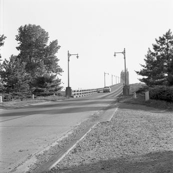 Vtg 1950's (Classic Car) Driving Over The Mississippi River Bridge Photo #1398