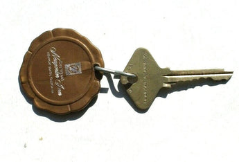 Vtg Del Webb's Newporter Inn Newport CA Hotel Motel ROOM KEY Keychain (#449)