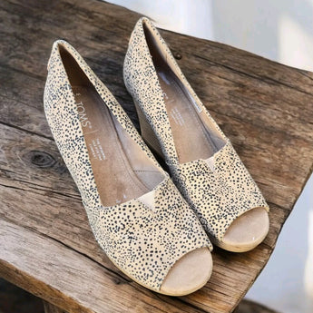 New Woman's Black & Brown Spotted TOMS Wedge Slip On Pumps Size 7.5