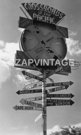 Vtg 1940's B&W Photo - Crossroads Of The Pacific Sign Honolulu Hawaii #827
