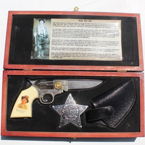Vintage Collectable Billy the Kid Collectible Pocket Knife Set in Wood Case