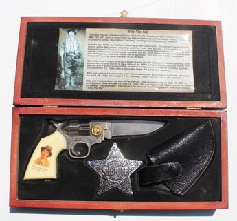 Vintage Collectable Billy the Kid Collectible Pocket Knife Set in Wood Case