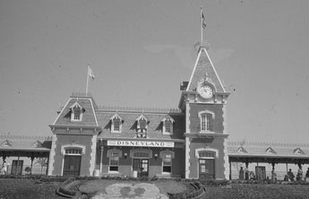 Vtg 1950's B&W Disneyland (Disneylandia) Front Of Disneyland Resort Photo #939
