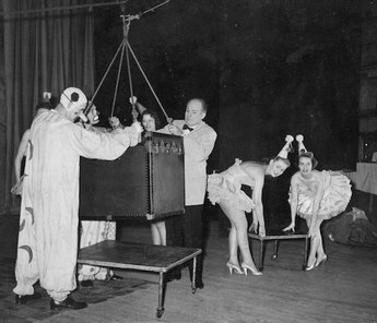 Vintage B&W Famous Virgil The Magician Preforming A Vanishing Act Photo #1308