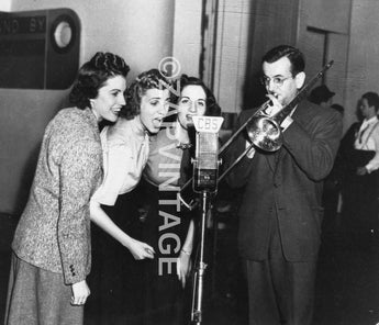 Vintage 1950'sTHE ANDREW SISTERS Singing CBS Ribbon Microphone Photo #1561