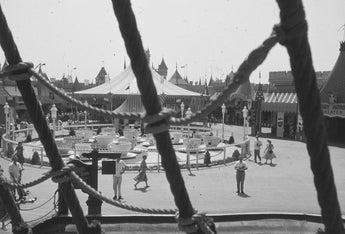 Vintage 1950's B&W Disneyland (Disneylandia) Tea Cups Ride Photo #943