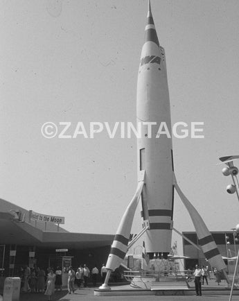 Vintage 1950's B&W Disneyland (Disneylandia) Rocket To The Moon Photo #946