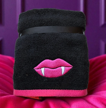 New Betsey Johnson Halloween Vampire Lips Black & Pink Hand Towel Set