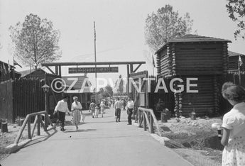 Vintage 1950's B&W Disneyland (Disneylandia) Front Of Frontierland Photo #948