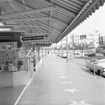 Vtg 1964 Pickwick Bookshop Hollywood CA Sidewalk Of Stars Photo #2076