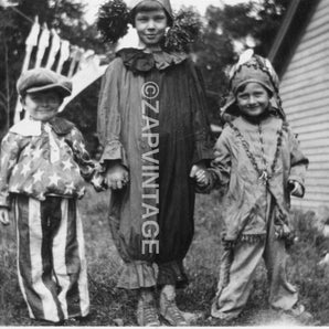 Vtg 1950 Kids In Halloween Costumes Trick Or Treat (Clown, Indian) Photo #2378